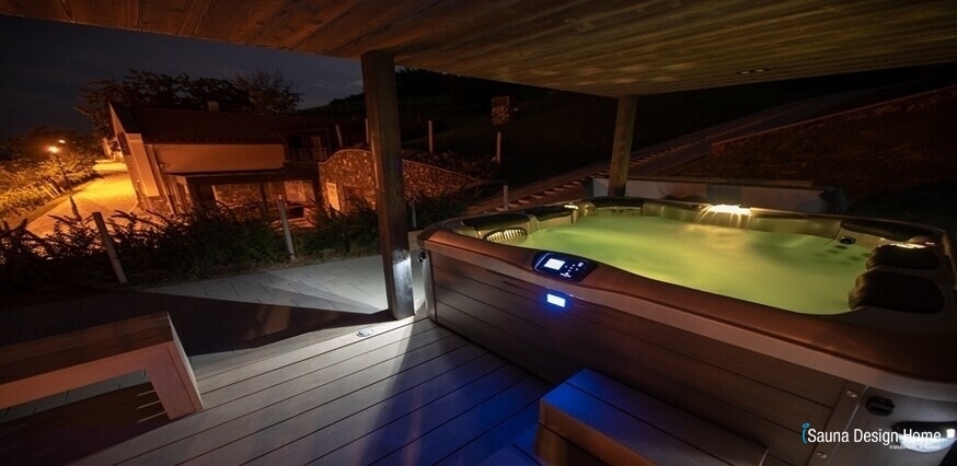  Massage pool and sauna