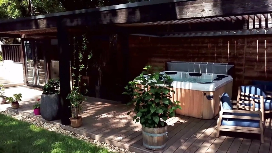 Individuelles Wellness Saunahaus mit Terrasse und Whirlpool