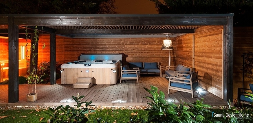 Outdoor sauna with jacuzzi
